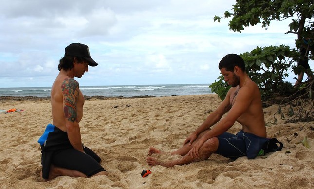 oglobo a group of people sitting at a beach