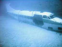 29-down-wreck-dive-west-side-oahu a blurry image of a boat